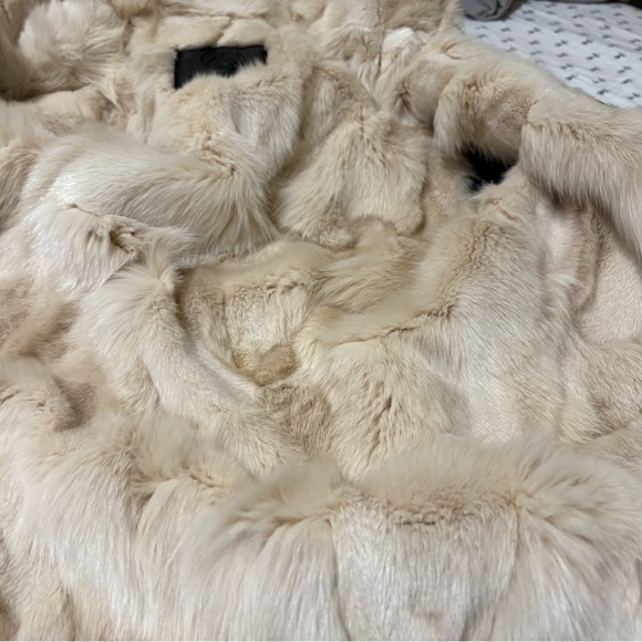 Luxurious Cream Faux Fur Women's Coat - Picture 3 of 13